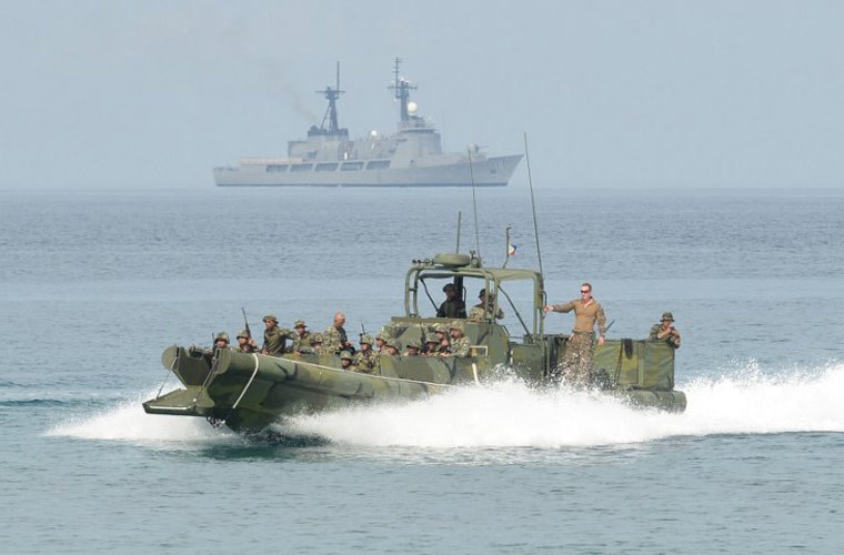 Vào ngày hôm qua, Lính thủy đánh bộ Mỹ - Philippines đã tiến hành tập trận đổ bộ đường biển gần tỉnh Zambales của Philippines. Cuộc tập trận đổ bộ có sự tham gia của 40 lính Mỹ và 80 lính Philippines cùng các chiến hạm BRP Ramon Alcaraz và tàu hậu cần BRP Dagupan của Hải quân Philippines.